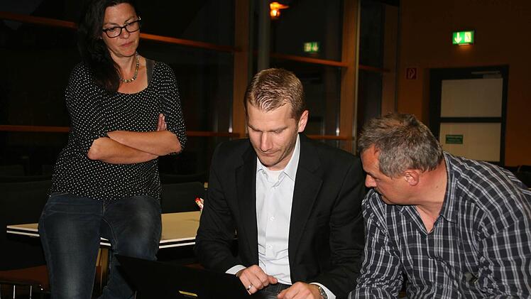 Andrea Lorenz vom Planungsbüro Meyer-Schwab-Heckelsmüller, Stefan Loch und Hans Arneth (v.l.) beim Diskutieren. Foto: Sylvia Hubele
