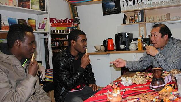 Die jungen Fl&uuml;chtlinge nahmen an einem von einem Peruaner geleiteten Musik-Workshop im Weltladen teil.  Foto: Heike Sch&uuml;lein