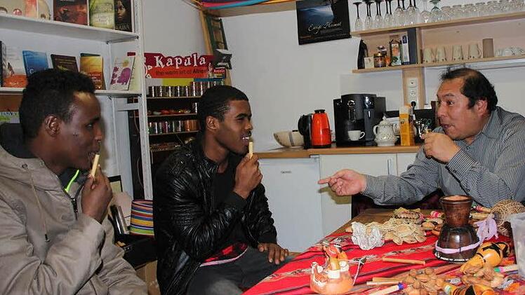 Die jungen Flüchtlinge nahmen an einem von einem Peruaner geleiteten Musik-Workshop im Weltladen teil.  Foto: Heike Schülein
