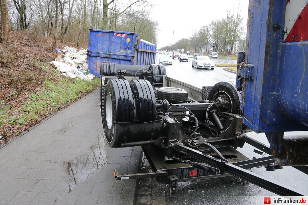 Müll-Laster in Forchheim umgekippt