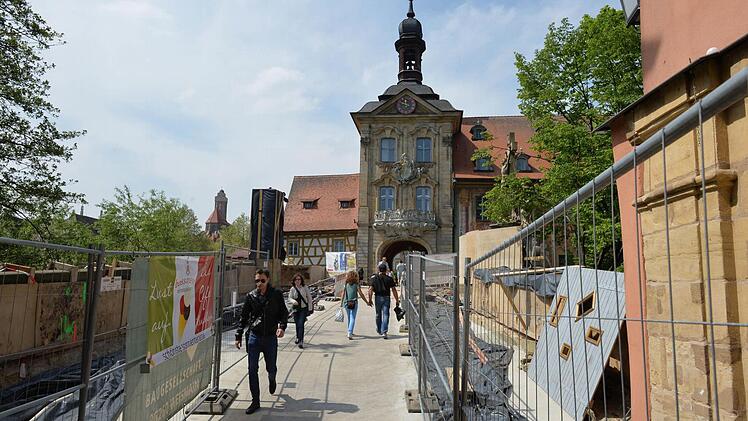 Ein Spalier von Bauzäunen steht am östlichen "Eingang" zur Brücken-Baustelle. Foto: Ronald Rinklef
