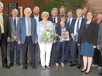 Von links im Bild: Bürgermeister Ehrhardt, stellvertretender Schulamtsdirektor Schmidt, Otmar Ullrich, Bürgermeister Ebertsch, Herta Fehn, Schulamtsdirektor Dörfer, Bürgermeister Pietz, Rita Vetter, Helmut Alt, Rektor Vetter, Bürgermeister Löffler, Pfarrerin Ullmann, Andrea Paschold und Reinhard Horn Foto: Paul Hader