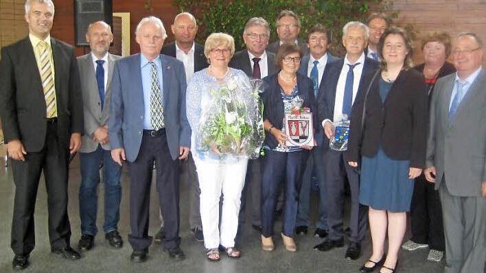 Von links im Bild: Bürgermeister Ehrhardt, stellvertretender Schulamtsdirektor Schmidt, Otmar Ullrich, Bürgermeister Ebertsch, Herta Fehn, Schulamtsdirektor Dörfer, Bürgermeister Pietz, Rita Vetter, Helmut Alt, Rektor Vetter, Bürgermeister Löffler, Pfarrerin Ullmann, Andrea Paschold und Reinhard Horn Foto: Paul Hader
