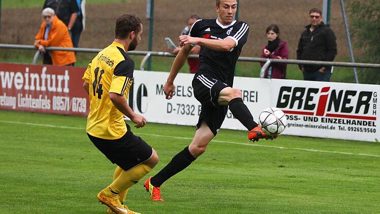 Der Sander Angreifer Marc Fischer nimmt den Ball mit der Fußspitze gegen Tim Rebhan (gelb) mit.