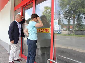 Loring Sittler (links) und Bianca Fischer-Kilian von der "Seniorengemeinschaft Kronach Stadt und Land" warfen bereits einen ersten Blick in den ehemaligen Supermarkt in der Rodacher Straße. Sie hoffen, dass an gleicher Stelle zukünftig eine Begegnungsstätte zu finden ist. Foto: Franziska Rieger
