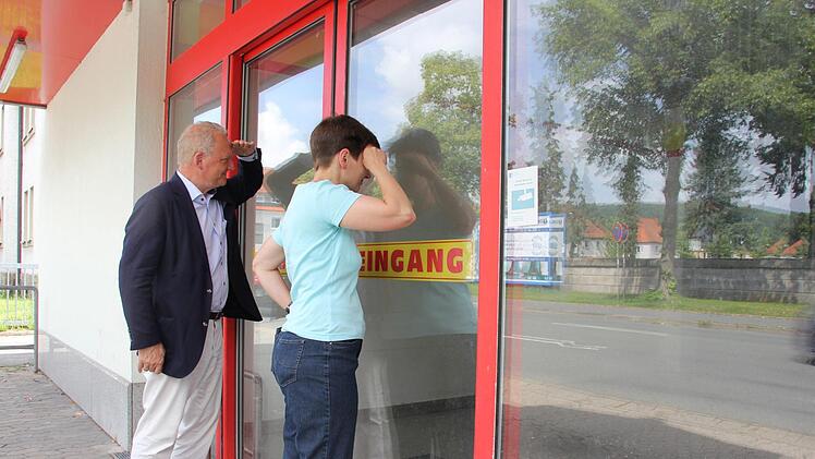 Loring Sittler (links) und Bianca Fischer-Kilian von der "Seniorengemeinschaft Kronach Stadt und Land" warfen bereits einen ersten Blick in den ehemaligen Supermarkt in der Rodacher Straße. Sie hoffen, dass an gleicher Stelle zukünftig eine Begegnungsstätte zu finden ist. Foto: Franziska Rieger