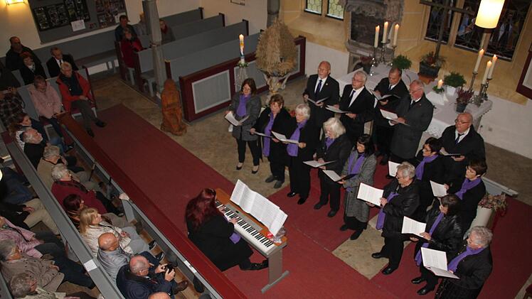 Gut besucht war der Vortrag von  Günther Dippold über Reformation und Gegenreformation in der  Kirche St. Katharina. Der evangelische Kirchenchor unter der Leitung von Organistin Valentina Backert umrahmte den Vortrag mit einer Luthermesse.  Stephan Stöckel