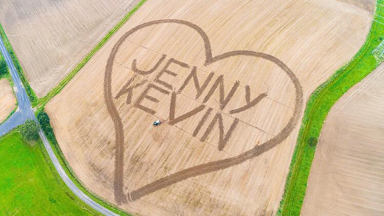 Von Kevin für Jenny: Der  XXL-Heiratsantrag ist so groß wie zwei  Fußballfelder. Foto:  Ingo Bäuerlein/frankenair.de