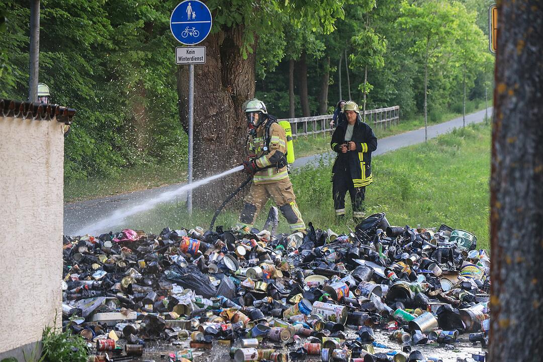 Bamberg: Müll-Laster kippt brennende Ladung aus