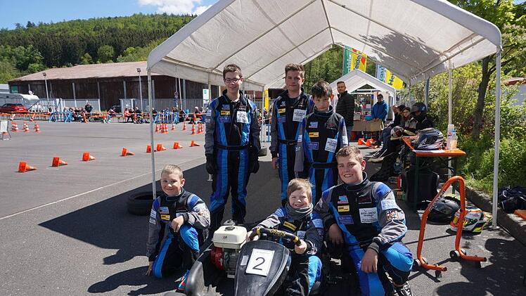 Der Brückenauer Nachwuchs des Motorsportclubs. Von links vorn: Raphael  Reinhardt, Konrad Schütz, Maximilian Kiesel, Stehend: Markus Müller,  Sebastian Hippler und Karl Wittmann. Foto: Marion Eckert