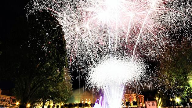 Mit einem pr&auml;chtigen Feuerwerk im Rosengarten feierte die Stadt das Ende des Kissinger Sommers 2019 - und das mit gutem Grund: Das Festival f&auml;hrt weiter auf der Erfolgsspur. Foto: Benedikt Borst