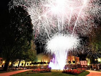 Mit einem prächtigen Feuerwerk im Rosengarten feierte die Stadt das Ende des Kissinger Sommers 2019 - und das mit gutem Grund: Das Festival fährt weiter auf der Erfolgsspur. Foto: Benedikt Borst