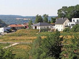 Für Baugebiete muss die Gemeinde immer wieder Geld in die Hand nehmen. Das Bild zeigt den "Ahornweg", an dem schon zahlreiche Häuser fertig sind. Auch der "Akazienweg" ist erschlossen und dort kann ebenfalls mit dem Bau von Häusern begonnen werden.  Foto: Günther Geiling