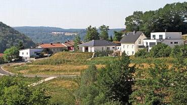 Für Baugebiete muss die Gemeinde immer wieder Geld in die Hand nehmen. Das Bild zeigt den "Ahornweg", an dem schon zahlreiche Häuser fertig sind. Auch der "Akazienweg" ist erschlossen und dort kann ebenfalls mit dem Bau von Häusern begonnen werden.  Foto: Günther Geiling