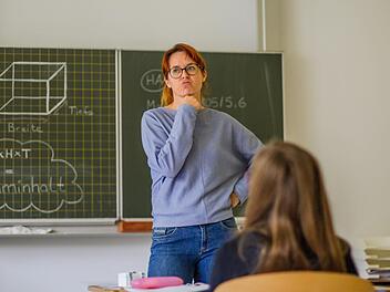 Yvonne Spangel freut sich, ihre Klasse wieder in der Trimbergschule unterrichten zu können. Doch vieles, was für sie zu einem erfüllenden Unterricht gehört, ist durch die Schutzmaßnahmen noch nicht möglich.  Fotos: Lea Schreiber