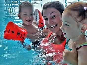 Physiotherapeutin und Schwimmlehrerin Anja Kirchner beim Schwimmkurs mit Vorschulkindern.