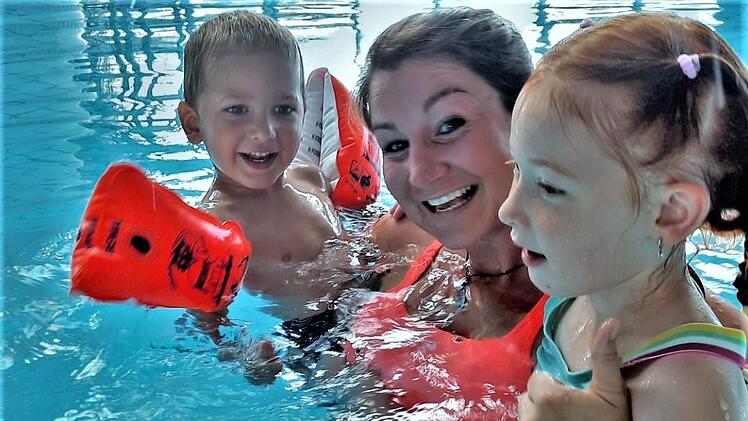Physiotherapeutin und Schwimmlehrerin Anja Kirchner beim Schwimmkurs mit Vorschulkindern.