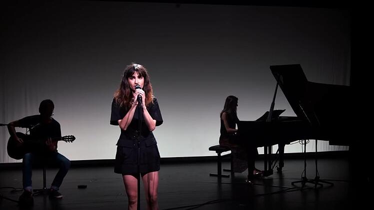Die Tänzerin Ana Baigorri überzeugt als Whitney Houston-Interpretin.Screenshot: Landestheater Coburg/Sylvain Guillot