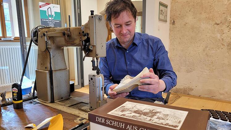 Marcus Mühlnikel mit einem Thurnauer Schuh.