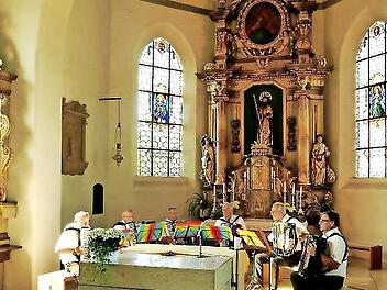 Die Akkordeongruppe aus Ebermannstadt spielte unter der Leitung von Werner Wagner in der Kirche in Wiesenthau.