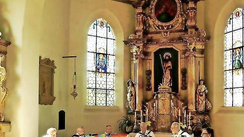 Die Akkordeongruppe aus Ebermannstadt spielte unter der Leitung von Werner Wagner in der Kirche in Wiesenthau.