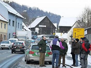 Der Stau ruft die Polizei auf den Plan. Die kann freilich nicht mehr tun, als darum bitten, die Fahrzeuge wegzufahren. Verboten ist der Stopp am Straßenrand nicht. Foto: Katrin Geyer