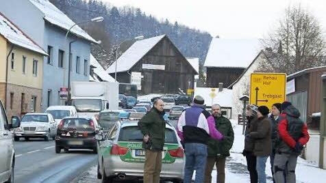 Der Stau ruft die Polizei auf den Plan. Die kann freilich nicht mehr tun, als darum bitten, die Fahrzeuge wegzufahren. Verboten ist der Stopp am Straßenrand nicht. Foto: Katrin Geyer