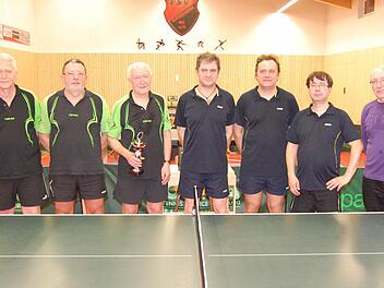 Das Pokalendspiel der Herren bestritten die SG Neuses und der TSV Stockheim II. Unser Bild zeigt (von links) das siegreiche SG-Trio mit Günter Scheiblich, Alexander Zeuß und Wolfgang Weidner, den Finalgegner mit Hans Martin, Bernd Bienlein und Klaus Hilbert sowie (rechts) Turnierleiter und Kreissportwart Egbert Ruß.  Fotos: Trebes