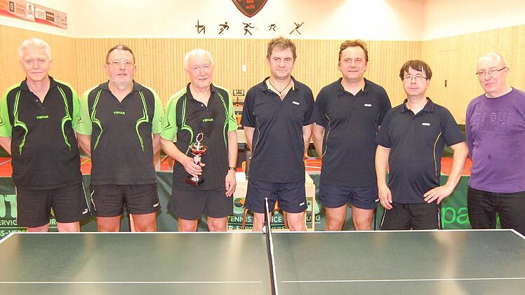 Das Pokalendspiel der Herren bestritten die SG Neuses und der TSV Stockheim II. Unser Bild zeigt (von links) das siegreiche SG-Trio mit Günter Scheiblich, Alexander Zeuß und Wolfgang Weidner, den Finalgegner mit Hans Martin, Bernd Bienlein und Klaus Hilbert sowie (rechts) Turnierleiter und Kreissportwart Egbert Ruß.  Fotos: Trebes