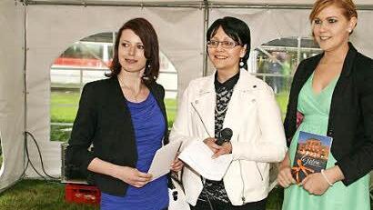 Monique Röde (links) und Nina Reißer, Kandidatinnen für die Wahl zur Rosenkönigin 2014, hatten ihre Jetons am schnellsten verkauft. Spielbankchefin Heidrun Vorndran (Mitte) hatte dafür einen Preis.