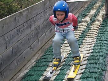 Fliiieeg: Weiten um die 15 Meter sind von der Schanze, die Timo herunter sprang, möglich.  Fotos: Klaus Purucker