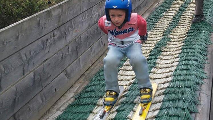 Fliiieeg: Weiten um die 15 Meter sind von der Schanze, die Timo herunter sprang, möglich.  Fotos: Klaus Purucker