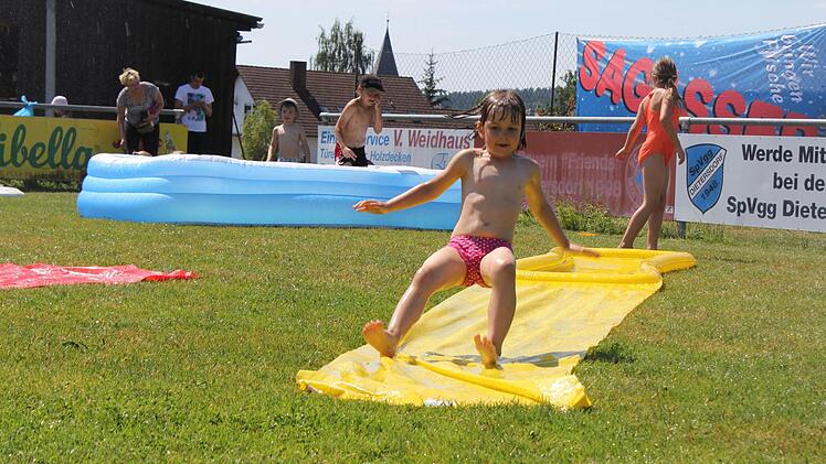 Wasserspiele waren der große Renner. Foto: Carsten Höllein