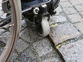 Durch das Absenken von Bordsteinkanten, könnte man auf dem langen Weg zur Barrierefreiheit zumindest schon kleine Hürden beseitigen, meinten die Teilnehmer an der FT-Diskussion zum Thema "Mobilität in der Stadt Kronach".  Foto: Archiv