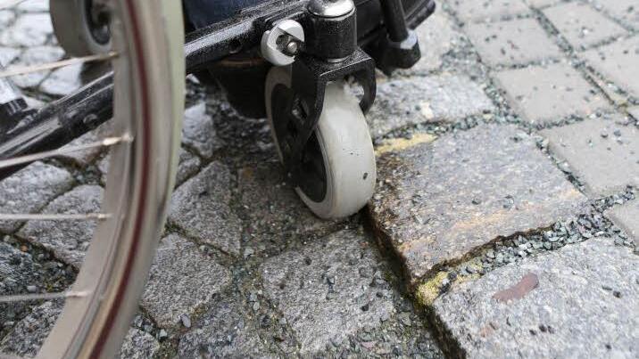 Durch das Absenken von Bordsteinkanten, könnte man auf dem langen Weg zur Barrierefreiheit zumindest schon kleine Hürden beseitigen, meinten die Teilnehmer an der FT-Diskussion zum Thema "Mobilität in der Stadt Kronach".  Foto: Archiv