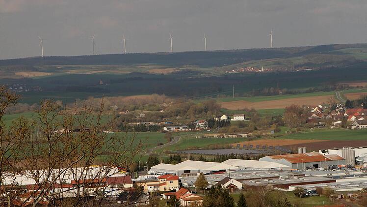 Blick auf den "Bürgerwindpark Sailershäuser Wald" von Königsberg aus gesehen.