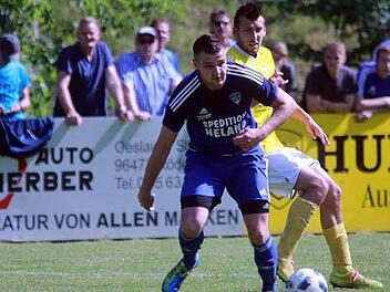 Auch Mönchrödens Innenverteidiger Patrick Wicht konnte sich in den beiden Relegationsspielen gegen den TSV Ebensfeld nicht so durchsetzen, wie von den "Mönchen" erhofft. Nach dem das Hinspiel im "Wildpark" mit 1:3 verloren ging, unterlag der Bezirksliga-Meister am Sonntag auch mit 0:3 in Ebensfeld. Foto: Timo Geldner