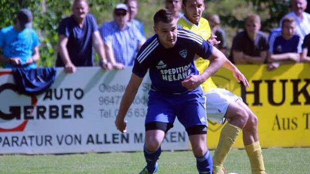 Auch Mönchrödens Innenverteidiger Patrick Wicht konnte sich in den beiden Relegationsspielen gegen den TSV Ebensfeld nicht so durchsetzen, wie von den "Mönchen" erhofft. Nach dem das Hinspiel im "Wildpark" mit 1:3 verloren ging, unterlag der Bezirksliga-Meister am Sonntag auch mit 0:3 in Ebensfeld. Foto: Timo Geldner