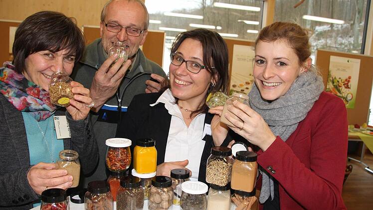 Eine Runde Gewürz-Memory spielen Klaudia Schwarz (AELF Schweinfurt), Andreas Leyrer (forstlicher Leiter des Steigerwald-Zentrums), Carolin Lenhart (AELF Schweinfurt) und Constanze Haissig (Marketing Steigerwald-Zentrum).