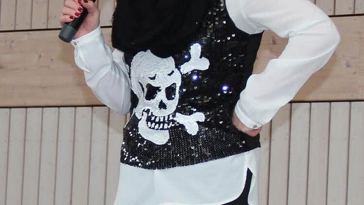 Vor der Eröffnungspolonaise begrüßte Piratin Marion Bierlein alle Gäste. Foto: Johanna Blum