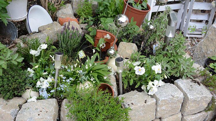 Kreativ im Garten: Rosemarie Hübner aus Katschenreuth verwirklicht in ihrer grünen Oase ihre Ideen und findet dabei Ruhe und Entspannung. Foto: Dagmar Besand