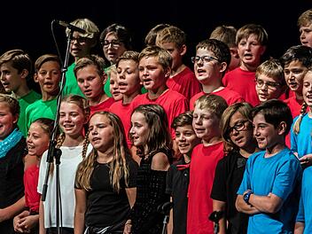 So macht das Singen Spaß: Der Chor der 5. Klassen begeisterte die Zuhörer beim Sommerkonzert des Gymnasiums Ernestinum im Coburger Kongresshaus. Foto: Jochen Berger