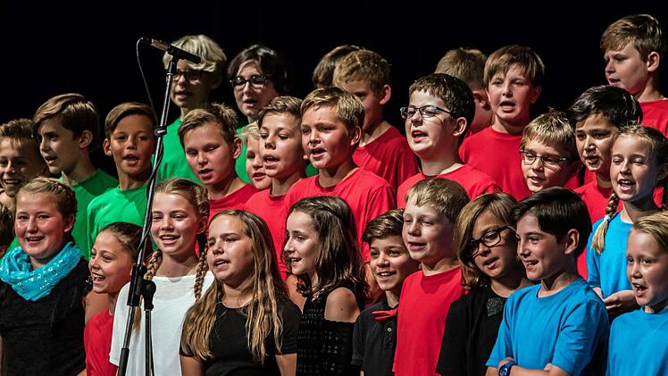 So macht das Singen Spaß: Der Chor der 5. Klassen begeisterte die Zuhörer beim Sommerkonzert des Gymnasiums Ernestinum im Coburger Kongresshaus. Foto: Jochen Berger