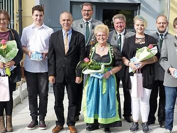 Sandra Brand, Marco Seuss, Bürgermeister Franz Uome, Egon Barth, Gisela Schneider, Manfred Huhs, Sara Turbanisch, Oliver Kutnar und Felix Kutnar (von links) nach dem Empfang Foto: Klaus-Peter Wulf