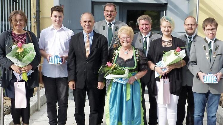 Sandra Brand, Marco Seuss, Bürgermeister Franz Uome, Egon Barth, Gisela Schneider, Manfred Huhs, Sara Turbanisch, Oliver Kutnar und Felix Kutnar (von links) nach dem Empfang Foto: Klaus-Peter Wulf