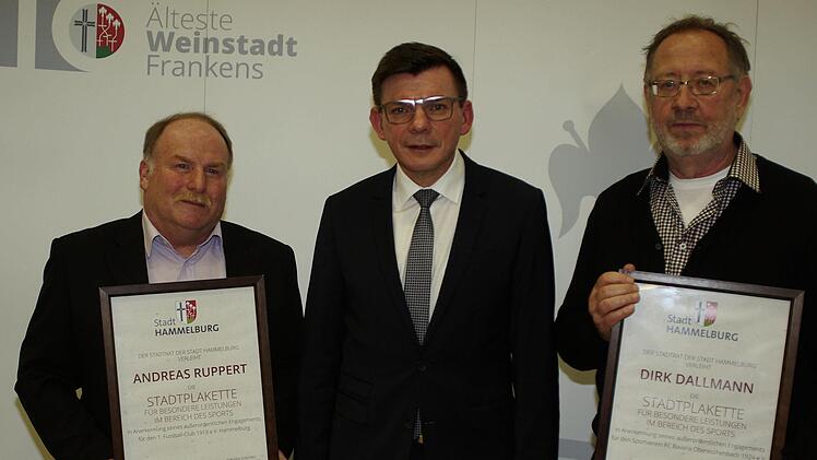 Die Stadtplakette verleiht Bürgermeister Armin Warmuth (Mitte) an Andreas Ruppert (l.) und Dirk Dallmann (r.) Foto: Winfried Ehling