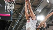 Dejan Musli (mit Ball) setzt sich gegen Jared Jordan (r.) und Reggie Upshaw durch.