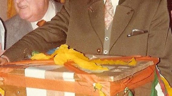 Der damalige Bürgermeister Theo Voll und Gemeindeschreiber Georg Kramm übergaben die geschmückte Wahl-Urne.