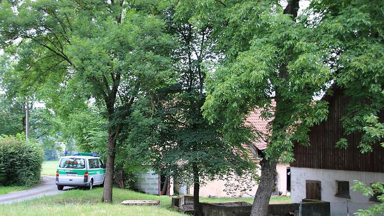Auch am rückwärtigen Zugang zu dem Grundstück war ein Polizeifahrzeug positioniert.Foto: Katrin Geyer