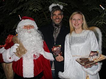 Christina Gründel wird als Christkind bei "Uetzing punscht" dabei sein und Wolfgang Gehringer als Nikolaus. Stefan Dinkel (Mitte) half beim Vorbereiten dieser etwas anderen Weihnachtsfeier für Einheimische und Gäste von außerhalb.Matthias Einwag